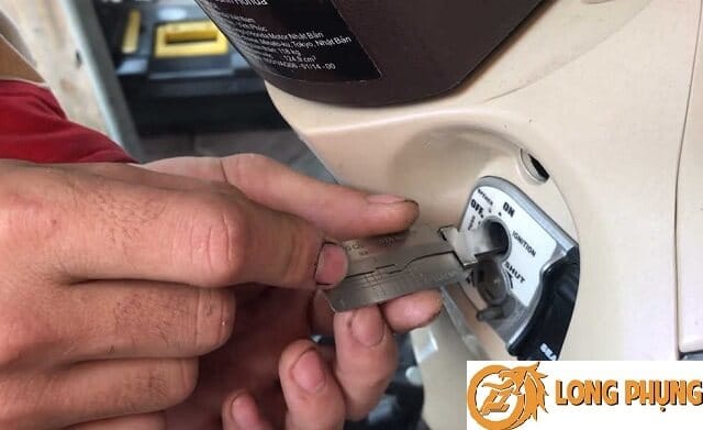 Bẻ khóa xe máy là giải pháp xử lý tạm thời khi bị mất chìa