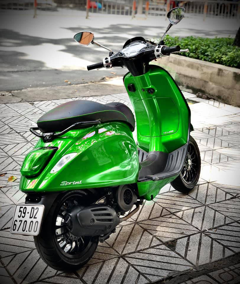 Decal chrome xanh lá lạ mắt cho Vespa