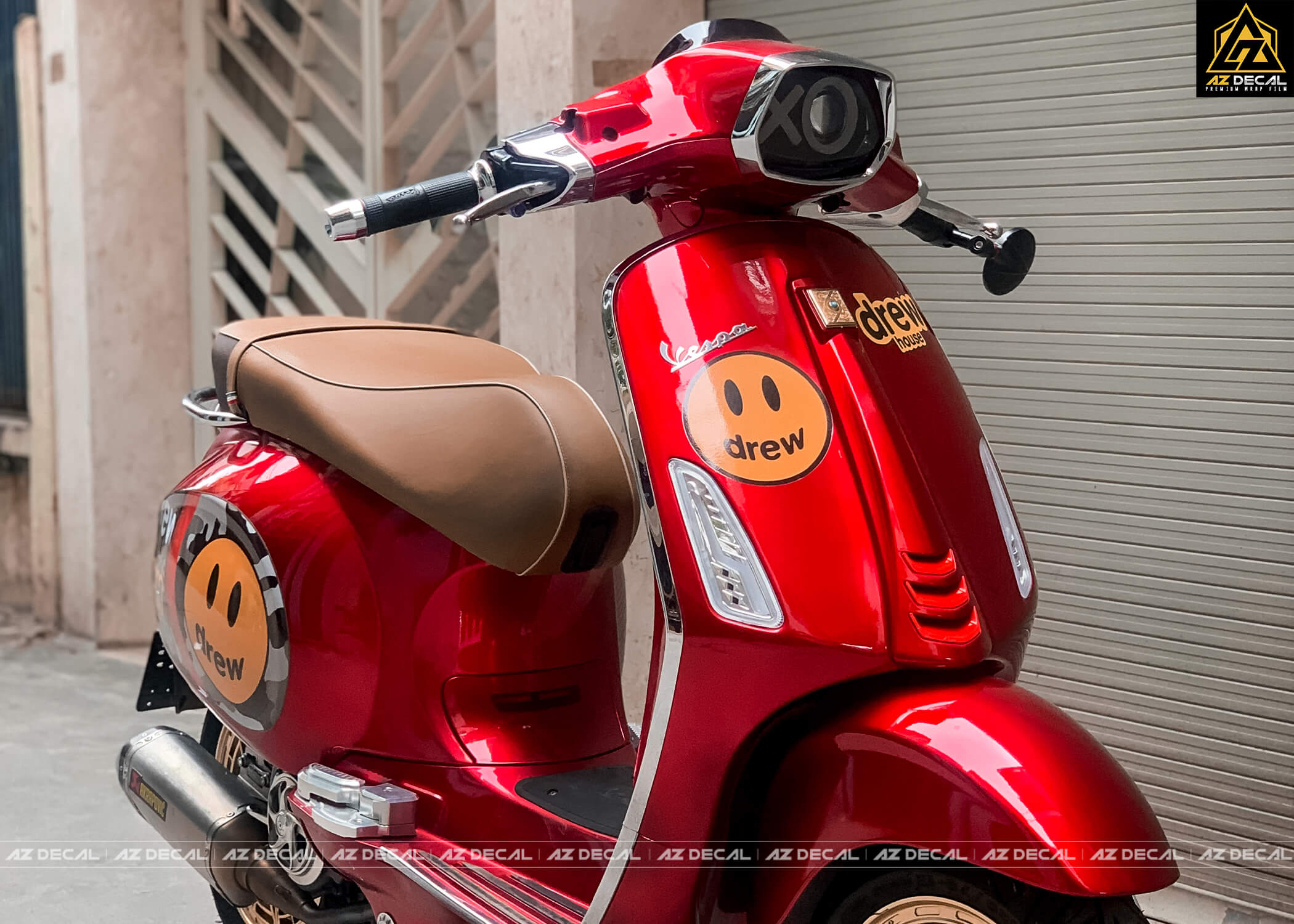 Xe Vespa đổi màu đỏ dán tem Drew