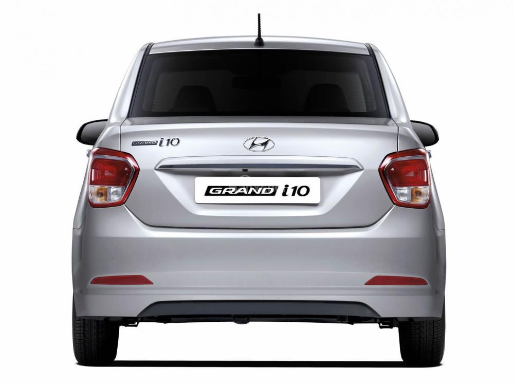 Đánh giá xe Hyundai Grand i10 sedan 2015 có đuôi xe thiết kế khá mềm mại.