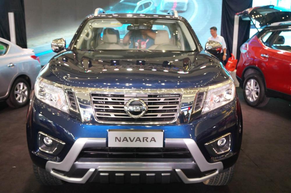Hình ảnh chụp chính diện đầu xe Nissan Navara 2017 màu xanh