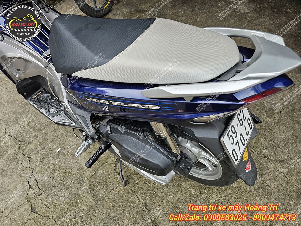 Gác chân phụ full đen đã được trang bị cho xe