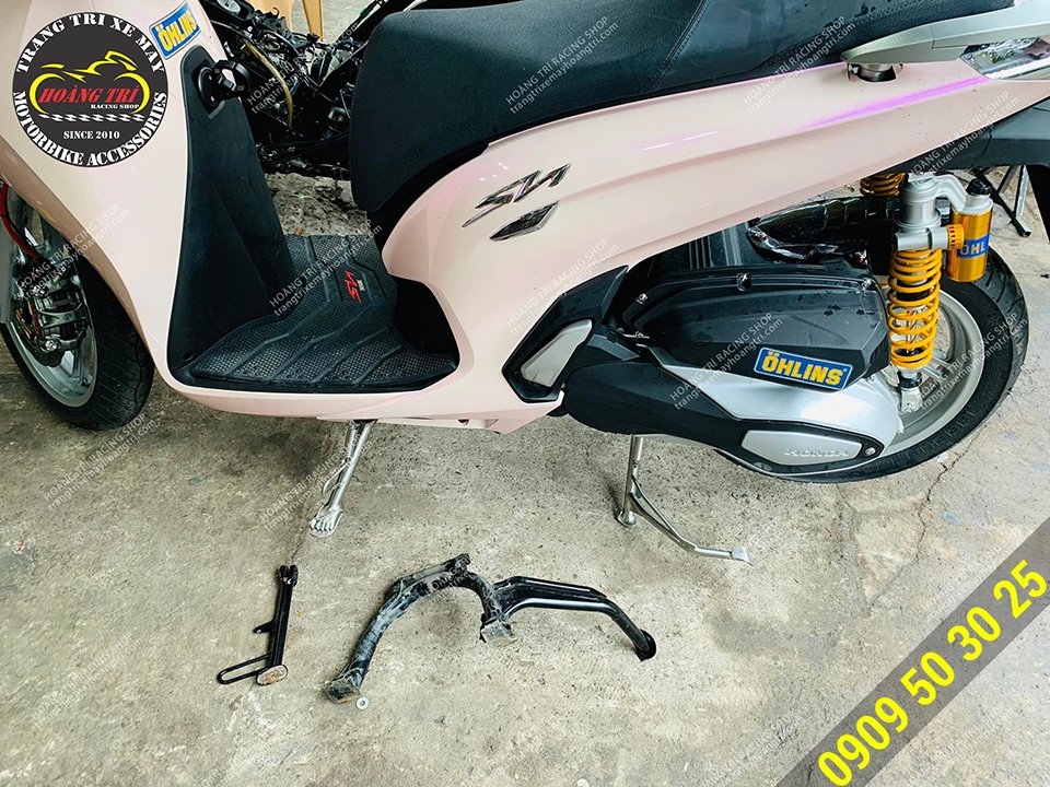 Trên hình là chiếc SH 350i đã được thay combo chân chống nghiêng và chân chống đứng