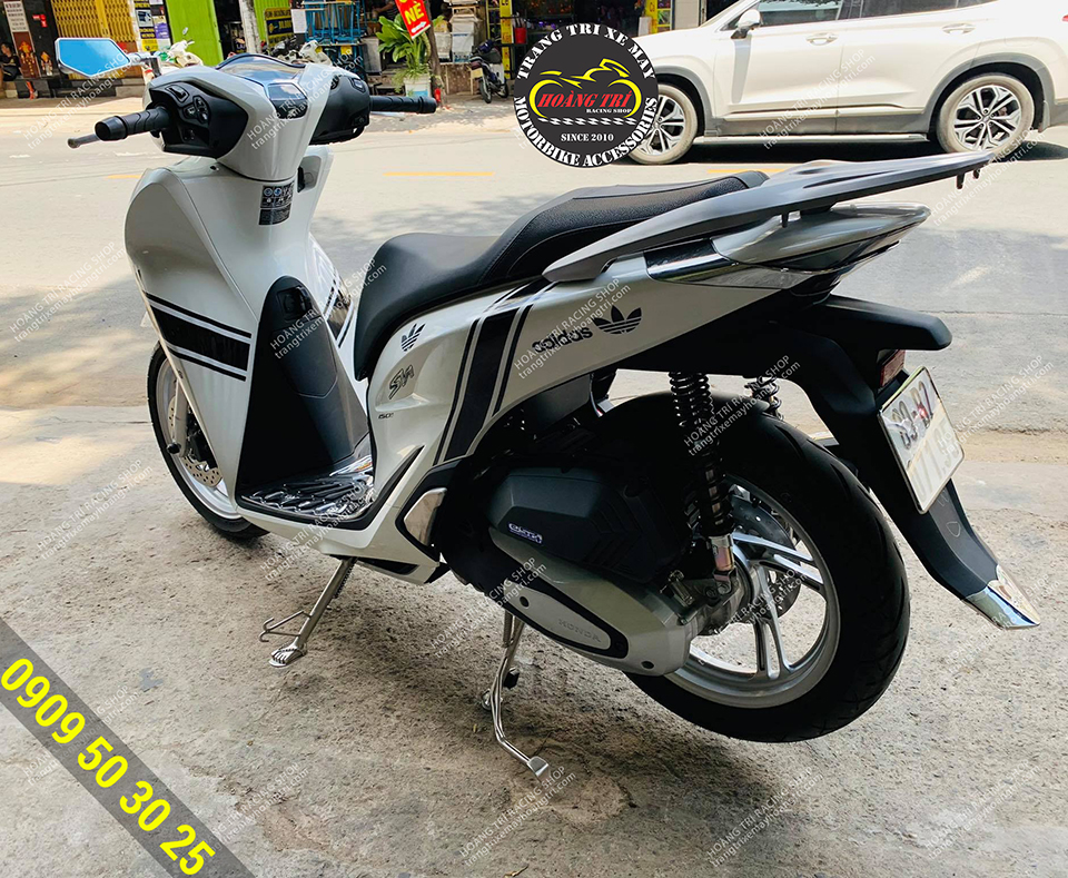 Trên xe là bộ đôi chân chống inox gắn SH 2020