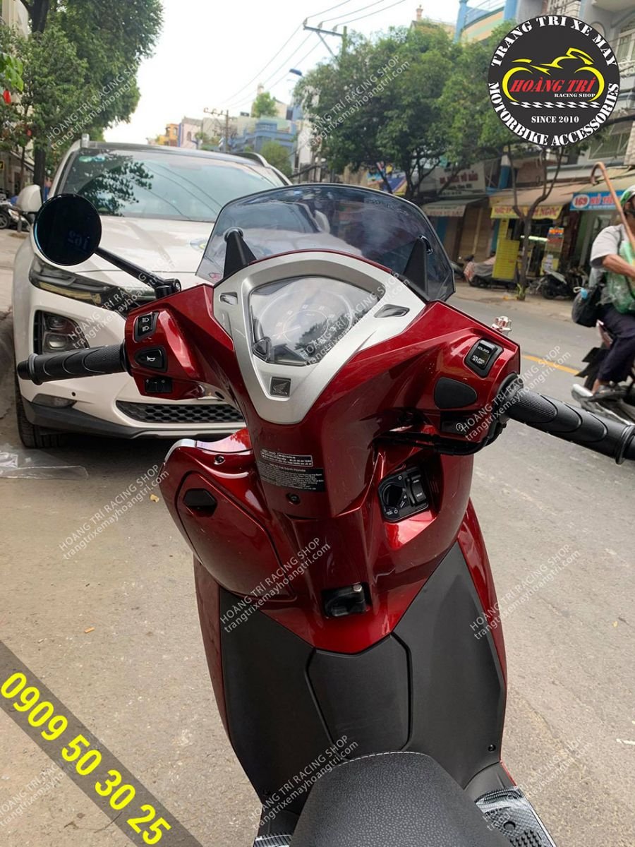 Góc view từ phía sau, sản phẩm không cần khoét nhựa trên mão
