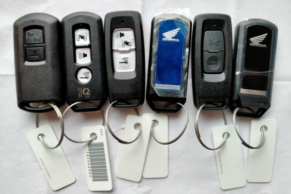 Mã ID được ghi trên tấm thẻ kèm với chìa khóa