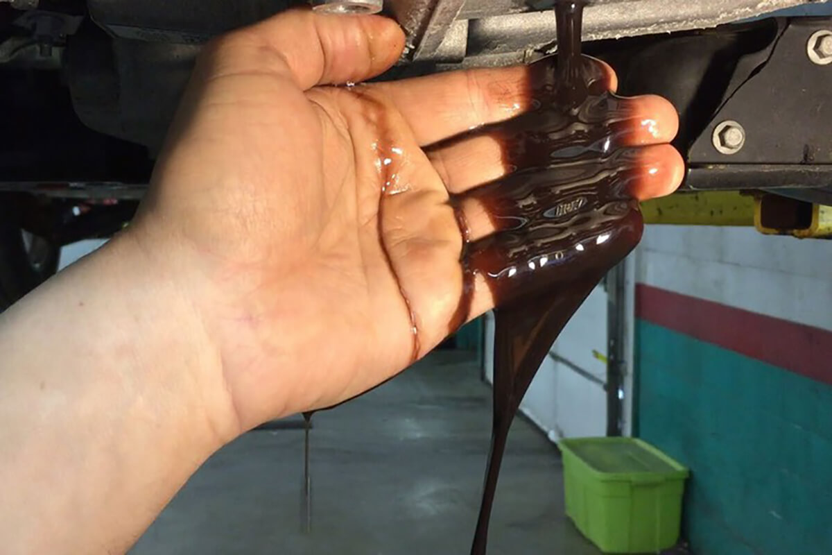 Dấu hiệu xe tay ga hết nhớt do màu sắc của dầu nhớt