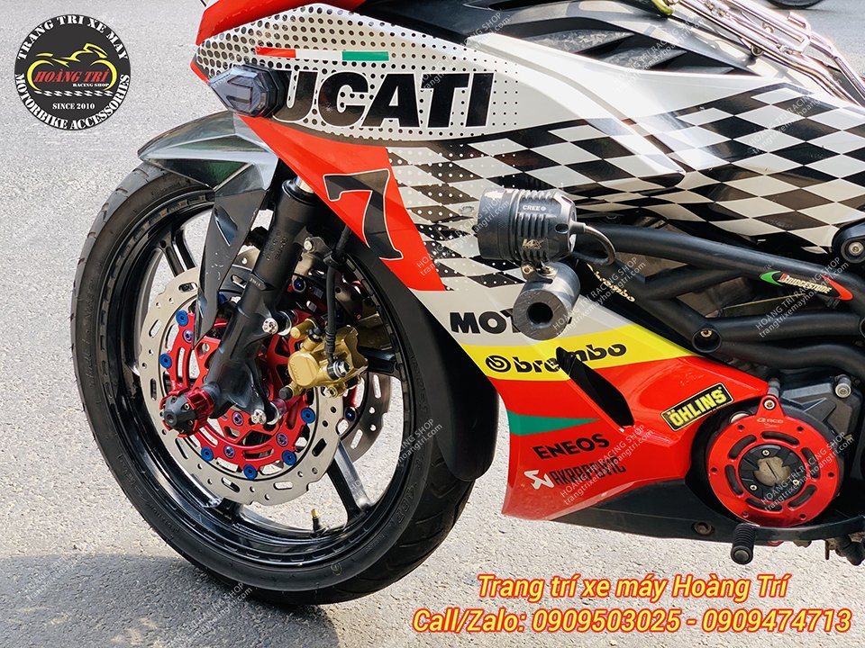 Anh khách còn trang bị thêm đèn trợ sáng trên chống đổ