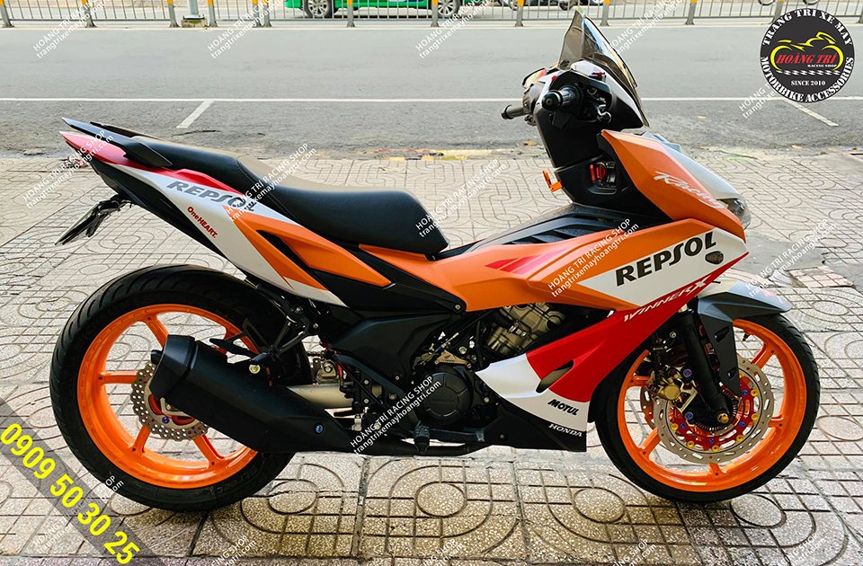 Bộ tem Repsol kèm theo cặp đĩa trước trông thật hoành tráng