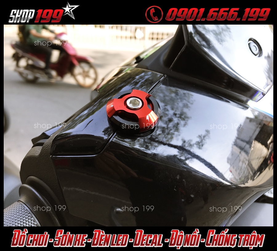 Hình ảnh Ốc bịt gương màu đỏ độc đẹp và bắt mắt cho xe Honda SH màu đen