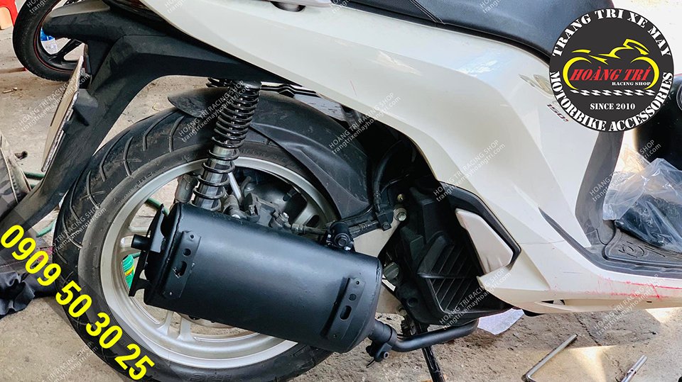 Cây pô khá hoành tráng và nổi bật trên xe