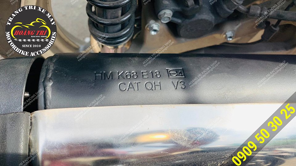 Model của pô SH 300i được khắc trực tiếp trên pô
