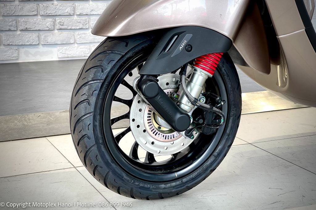 Mâm xe 12-inh đa chấu kết hợp Hệ thống chống bó cứng phanh ABS 2 kênh giúp lái xe an toàn