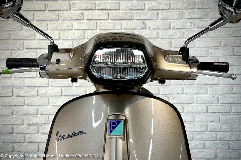 Phần đầu đèn Vespa S 150 TFT được thiết kế hình đa giác