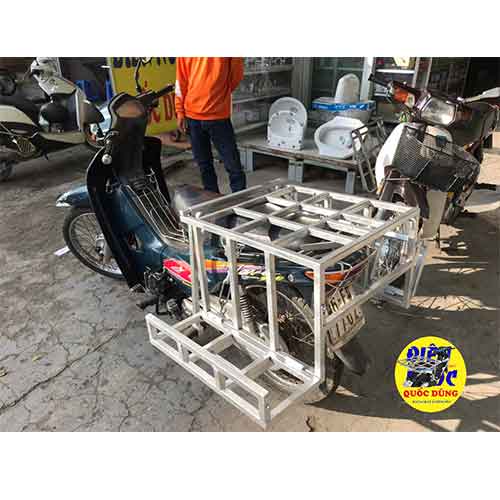 Baga giá kệ chở hàng xe máy có 2 cánh gập mở chở ống nước gương kính