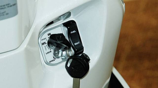 Mở cốp xe Vision bằng chìa khóa