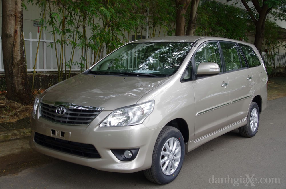 Ngoại thất Toyota Innova 2012