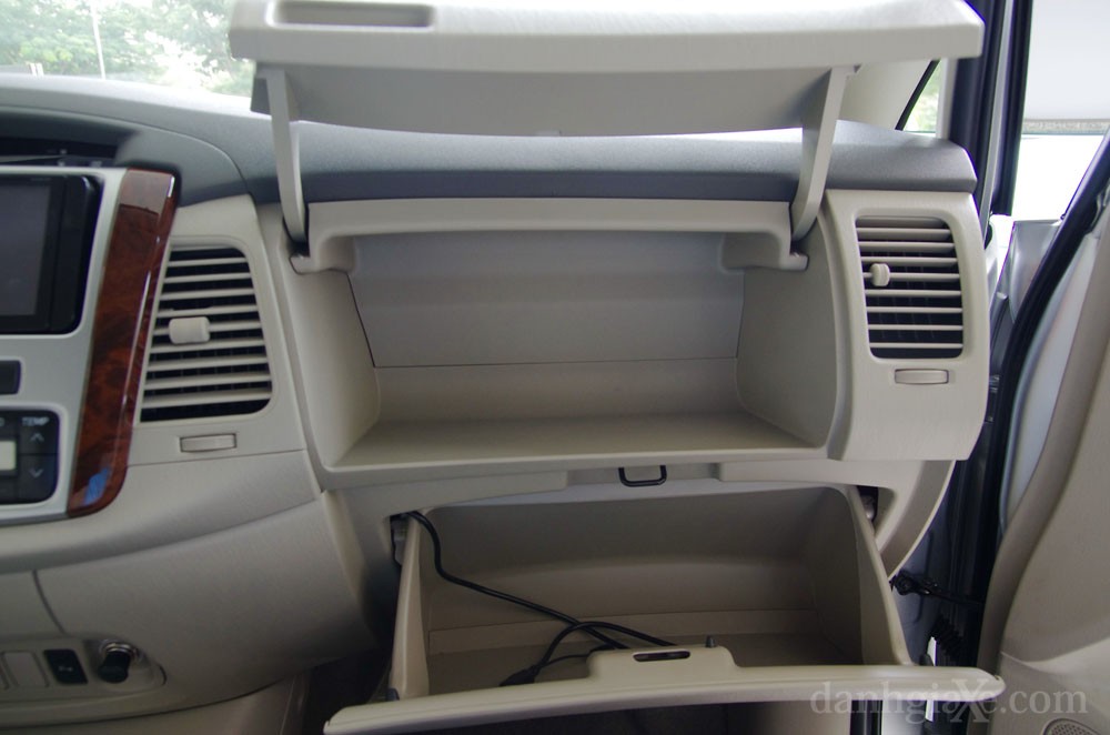 Khoang hành lý Toyota Innova 2012