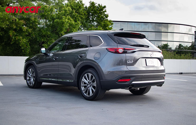 Thân xe Mazda CX-9 cũ nổi bật với đường gân dập nổi xuyên suốt
