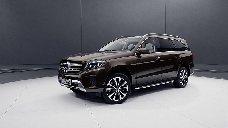 Chiếc xe có thiết kế màu đen hầm hố, mạnh mẽ