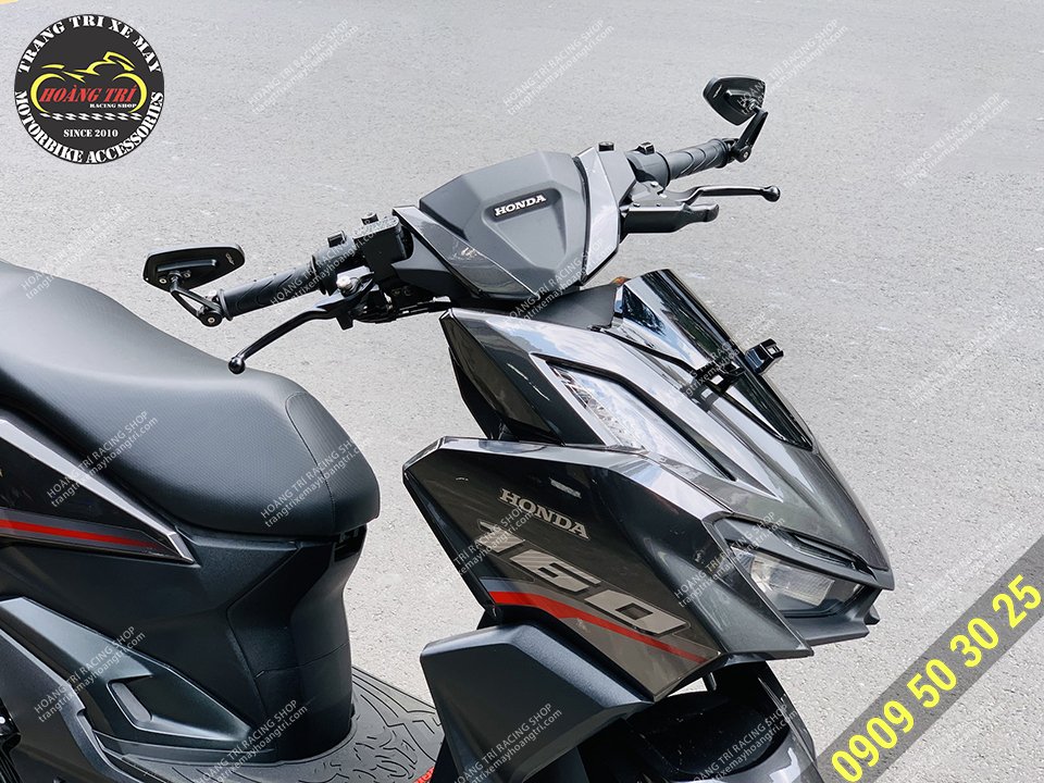 Trên hình là chiếc Vario 160 trang bị cả 2 kính gù CRG loại 1