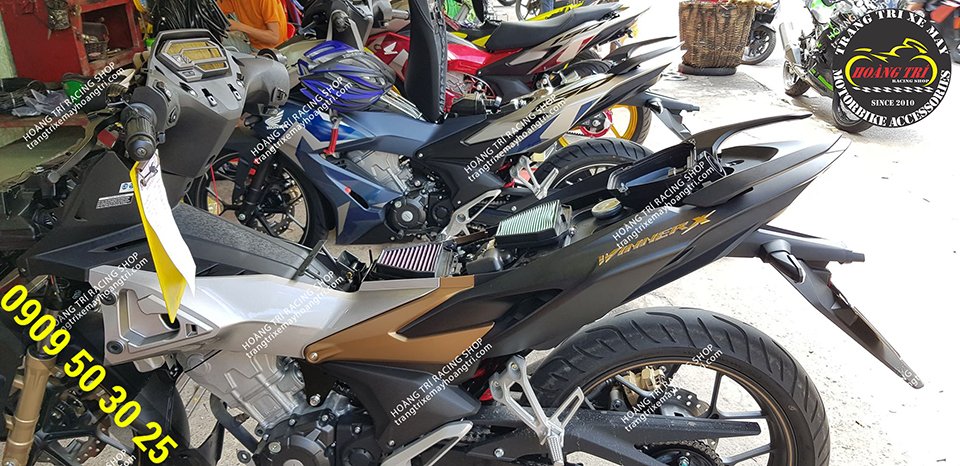 Chỉ cần siết ốc vào là đã hoàn thành lắp đặt cho xe