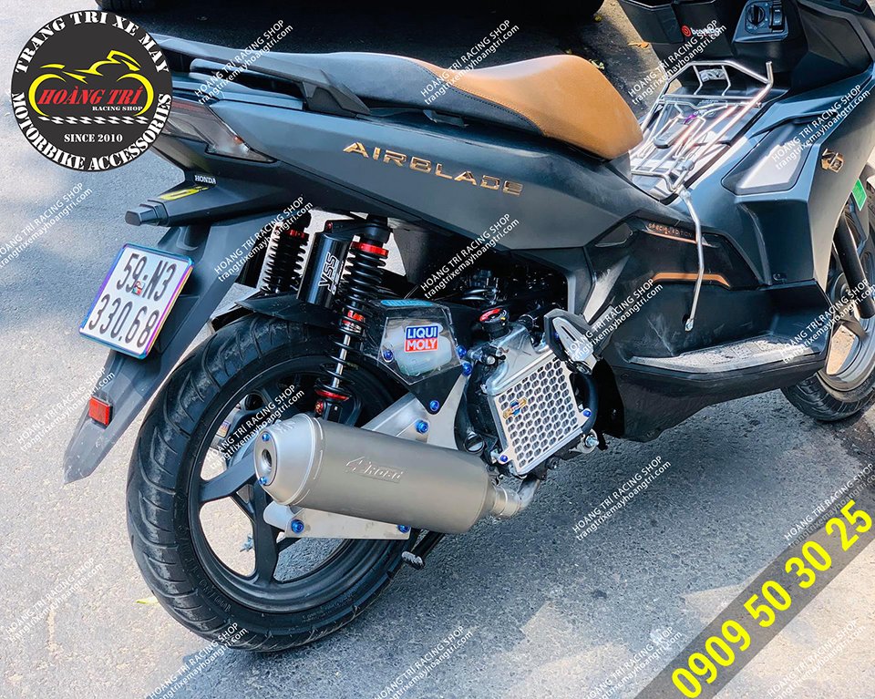 Màu sắc pô nổi bật hơn trên chiếc Airblade 2020 đen nhám