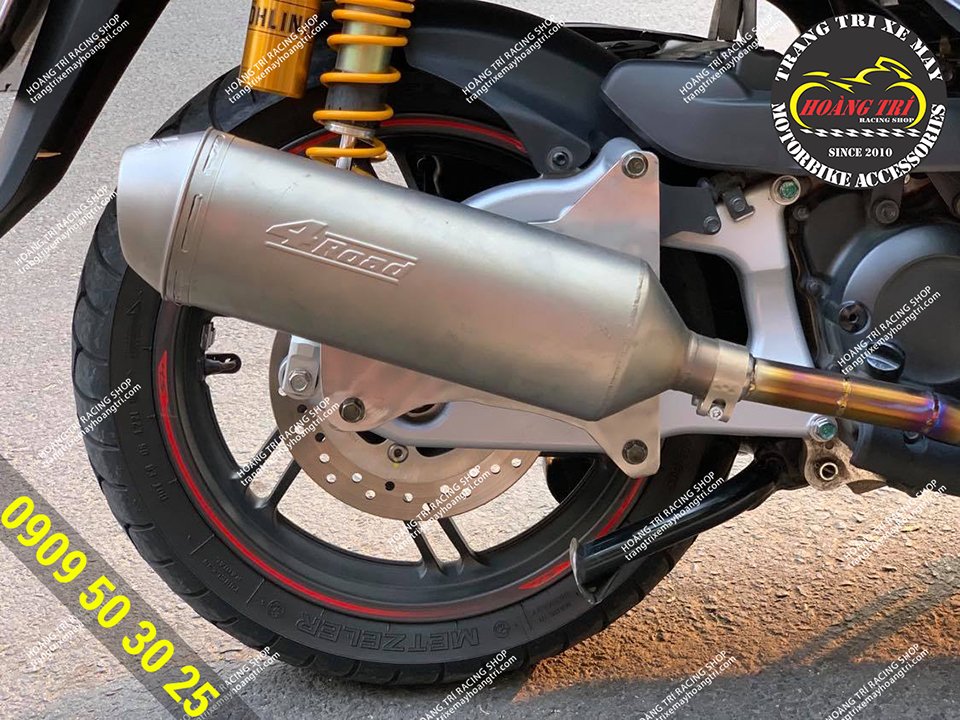 Pô 4Road chính hãng lắp SH 300i - phần pát gắn pô được điều chỉnh lại gọn gàng hơn trước