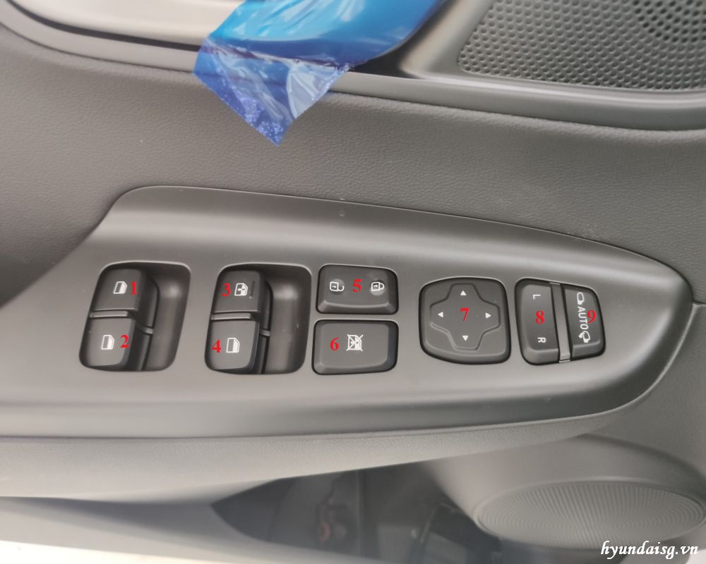 Các nút bấm trên cửa tài xe Hyundai Kona