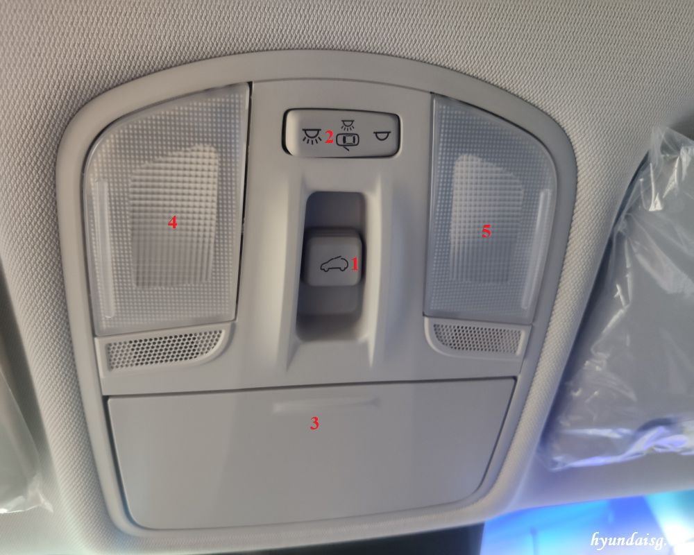 Các nút chức năng cửa sổ trời và đèn chiếu sáng trong xe Hyundai Kona