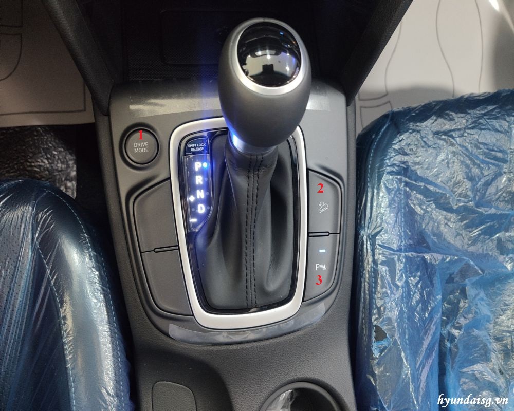 Các nút chức năng xung quanh hộp số Hyundai Kona