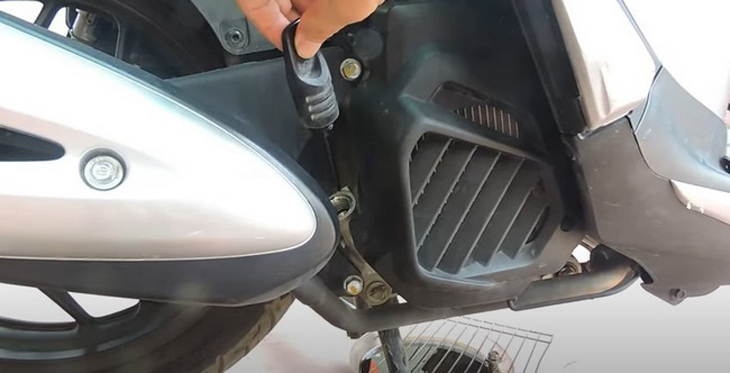 Vặn que thăm nhớt xe Sh Mode