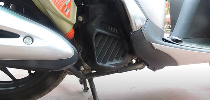 Tiến hành đổ nhớt mới cho xe Sh Mode