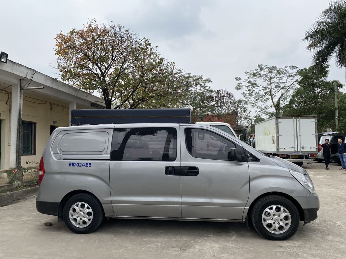 Xe Hyundai Starex 9 chỗ cũ có thiết kế đơn giản và chắc chắn